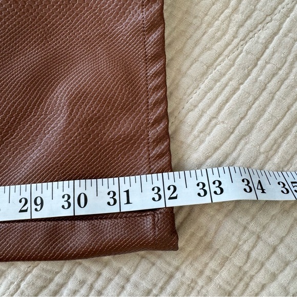 Danielle Bernstein Faux Leather pants with zipper closure texture faux snakeskin - Picture 8 of 11